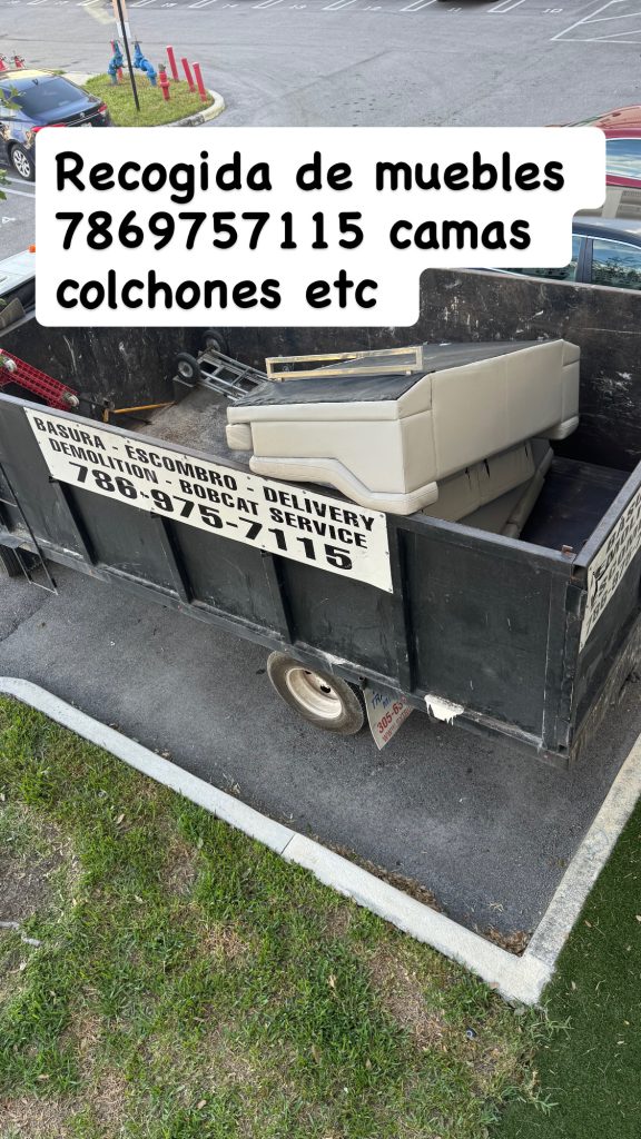 A pickup truck loaded with old furniture, including a mattress and sofa, displays a sign offering furniture removal services with a phone number in Spanish.